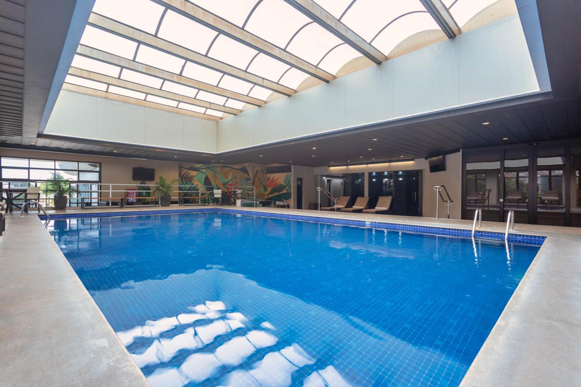 Ouro Minas Hotel Belo Horizonte, Dolce By Wyndham Dış mekan fotoğraf The pool at the hotel