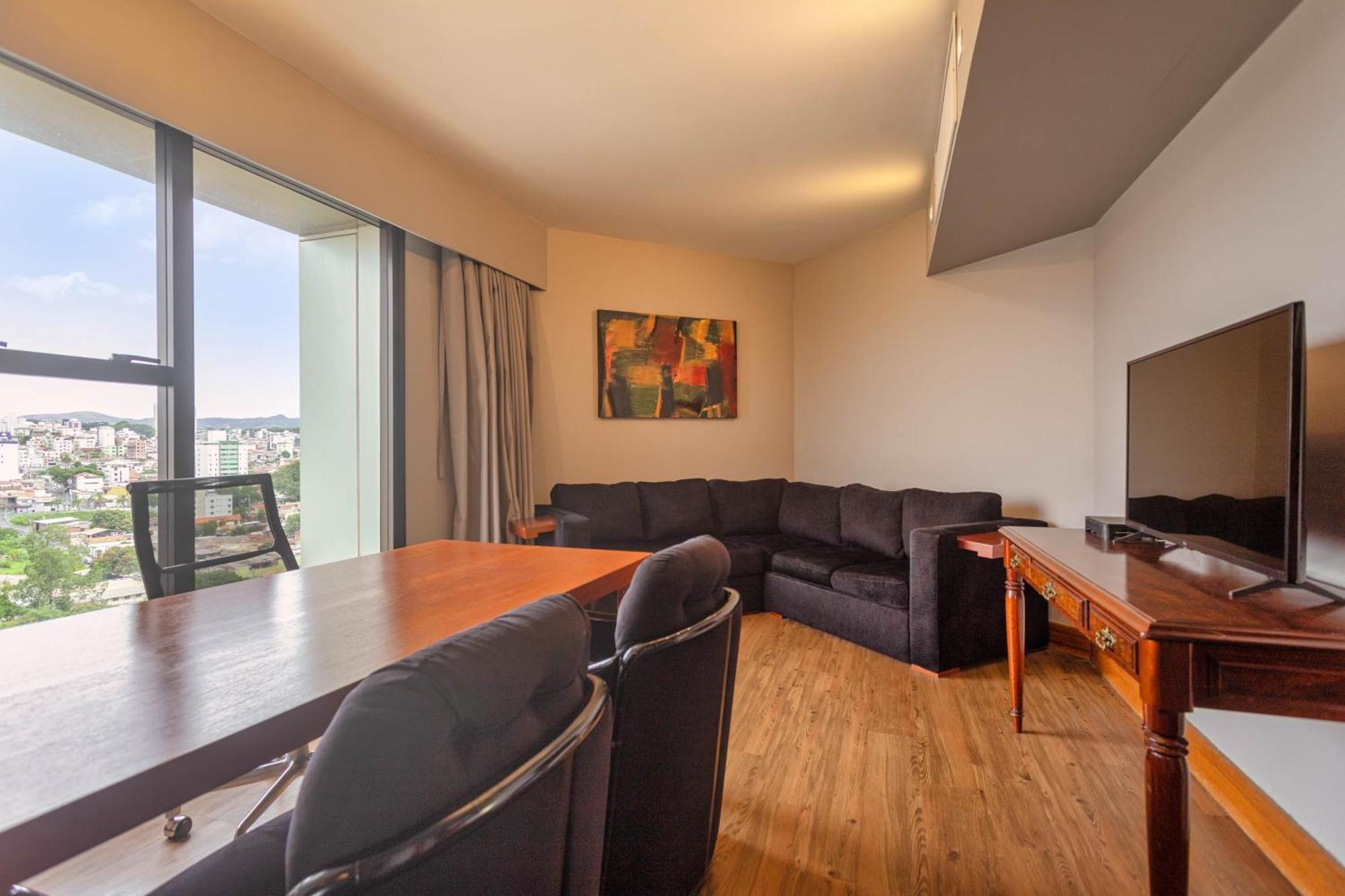 Ouro Minas Hotel Belo Horizonte, Dolce By Wyndham Dış mekan fotoğraf A living room in a suite at the Hilton Athens
