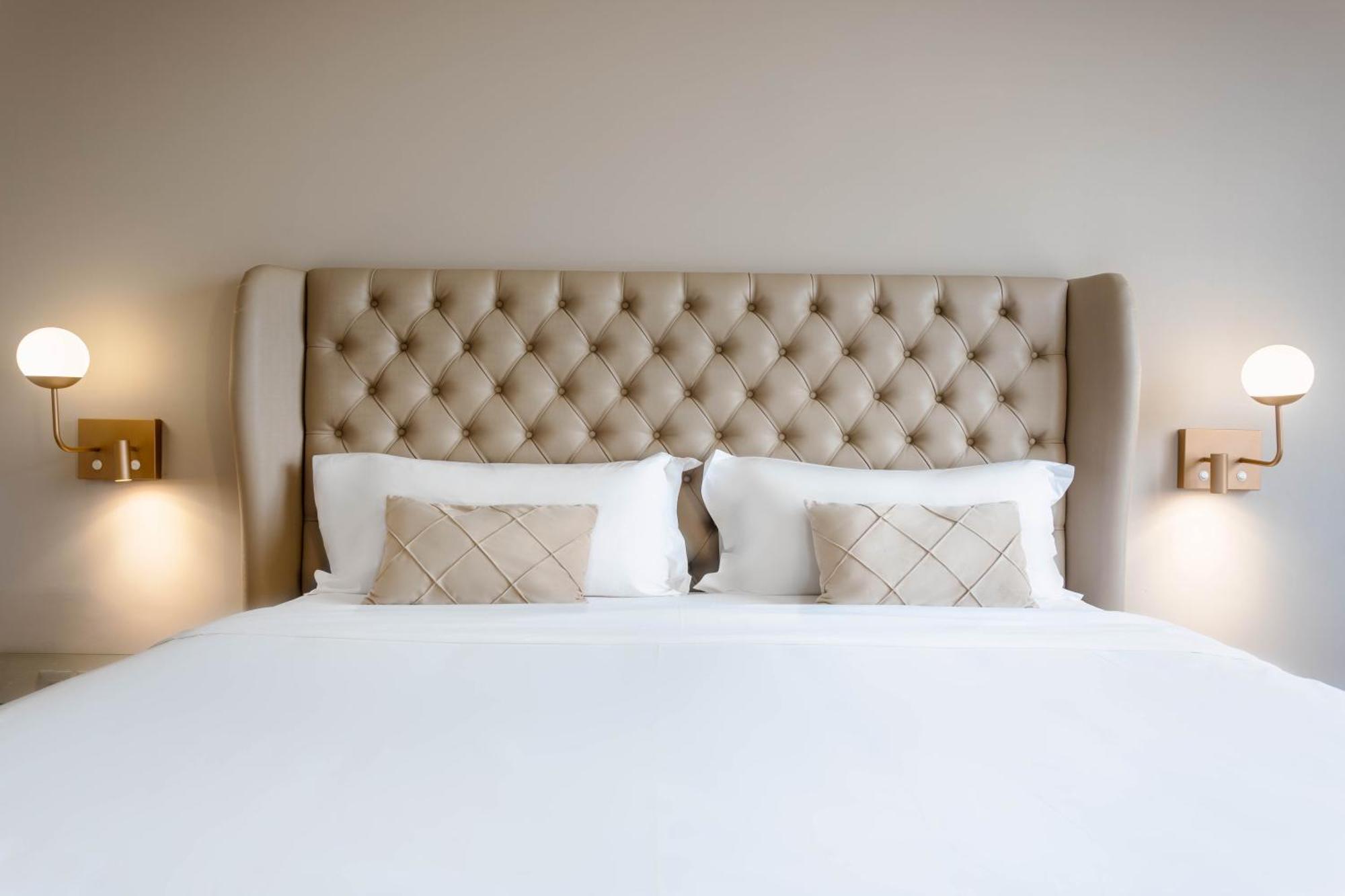Ouro Minas Hotel Belo Horizonte, Dolce By Wyndham Dış mekan fotoğraf A bed with a tufted headboard