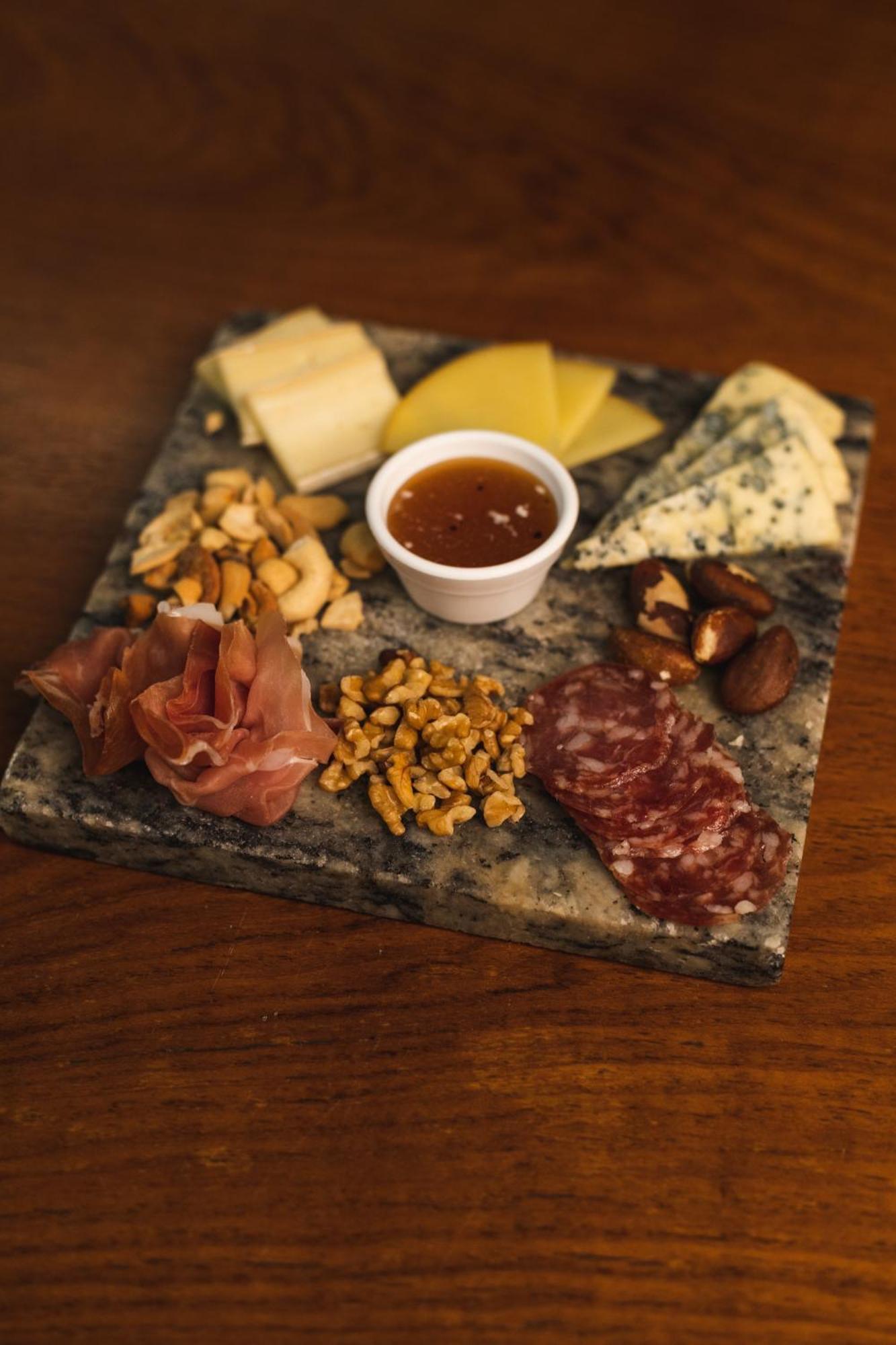 Ouro Minas Hotel Belo Horizonte, Dolce By Wyndham Dış mekan fotoğraf A cheese and sausage platter