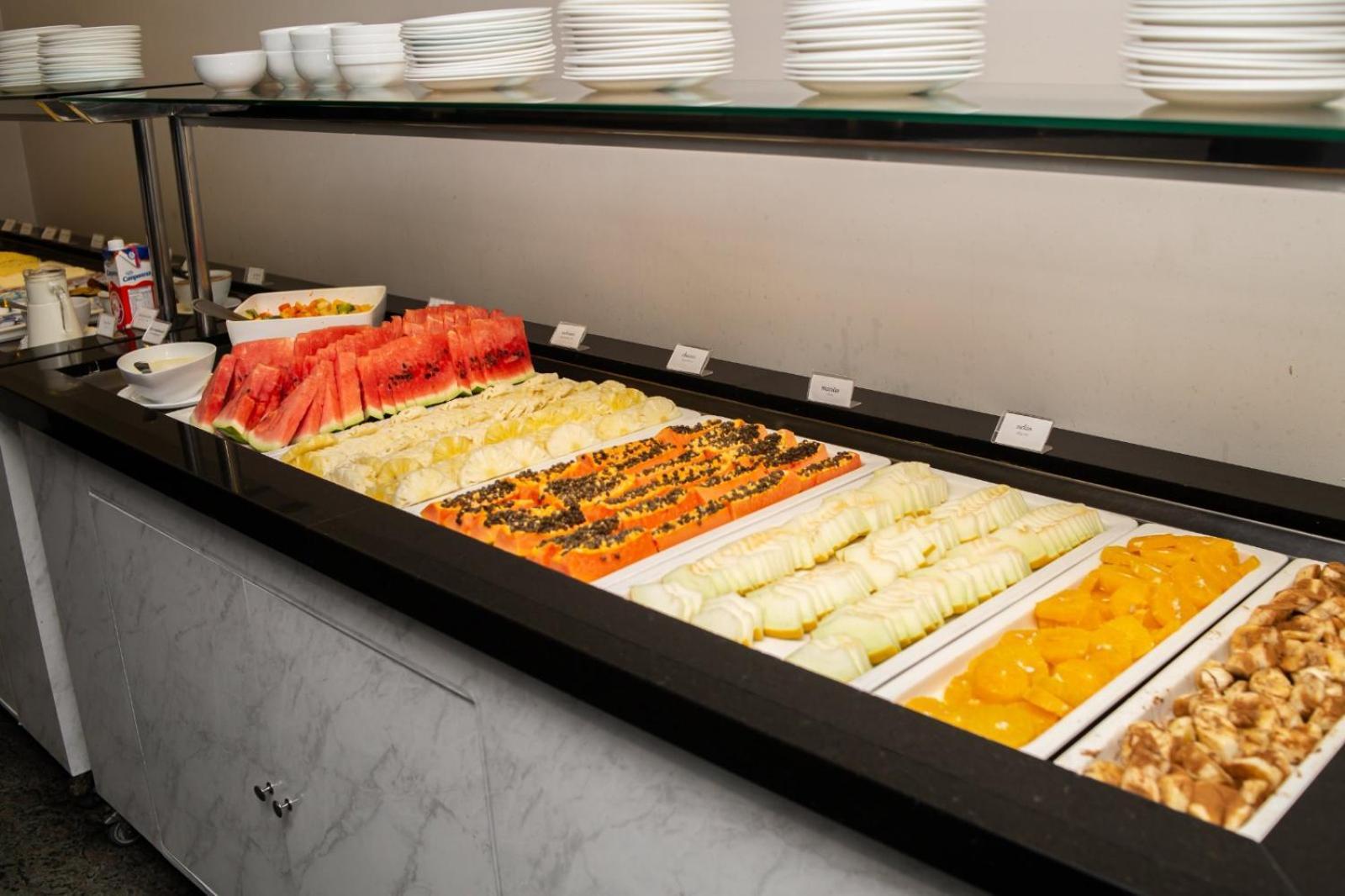 Ouro Minas Hotel Belo Horizonte, Dolce By Wyndham Dış mekan fotoğraf A fruit salad buffet